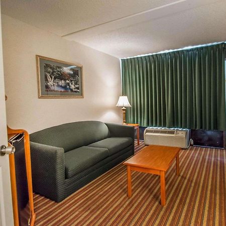 Quality Inn & Suites At Tropicana Field San Petersburgo Exterior foto
