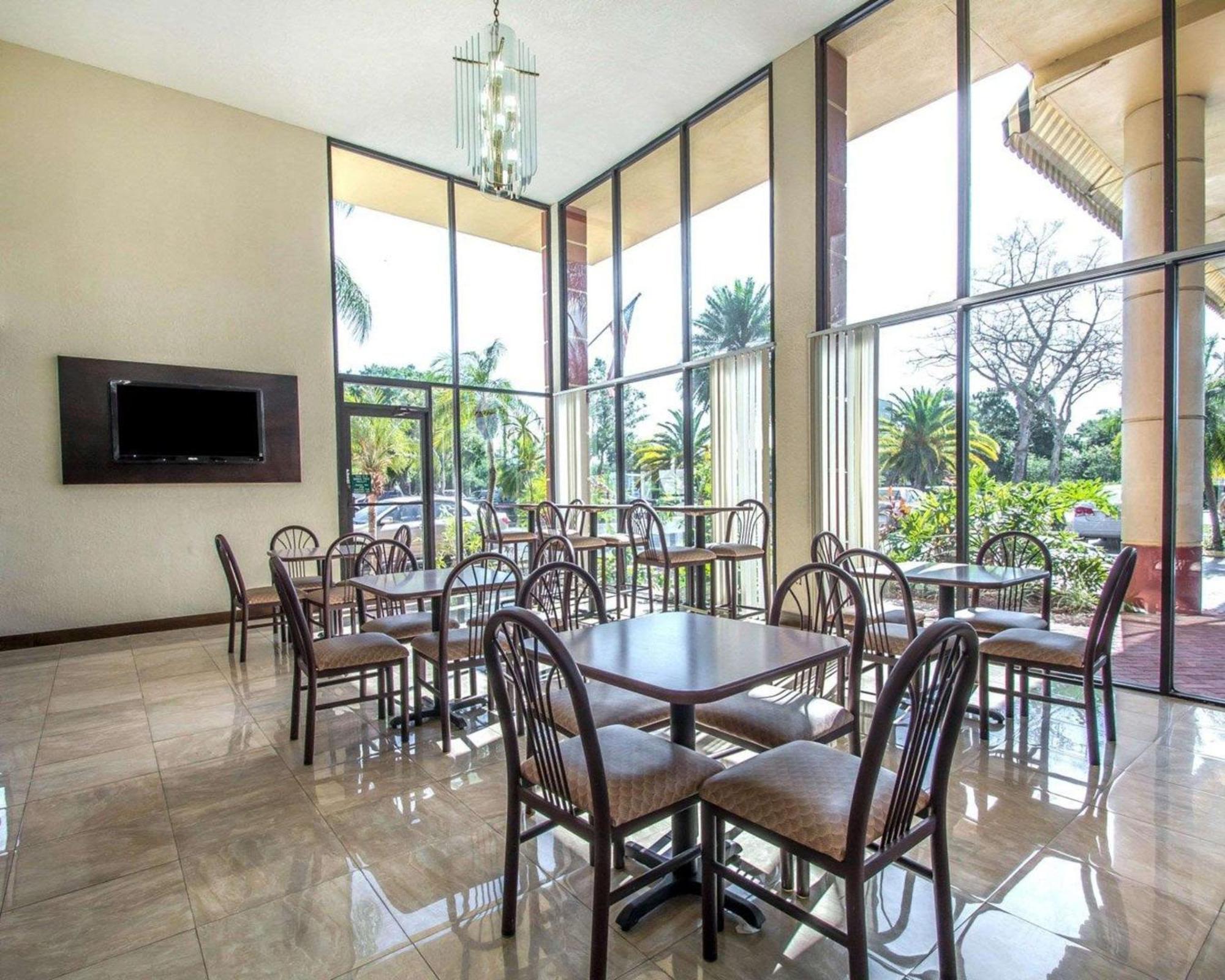 Quality Inn & Suites At Tropicana Field San Petersburgo Exterior foto