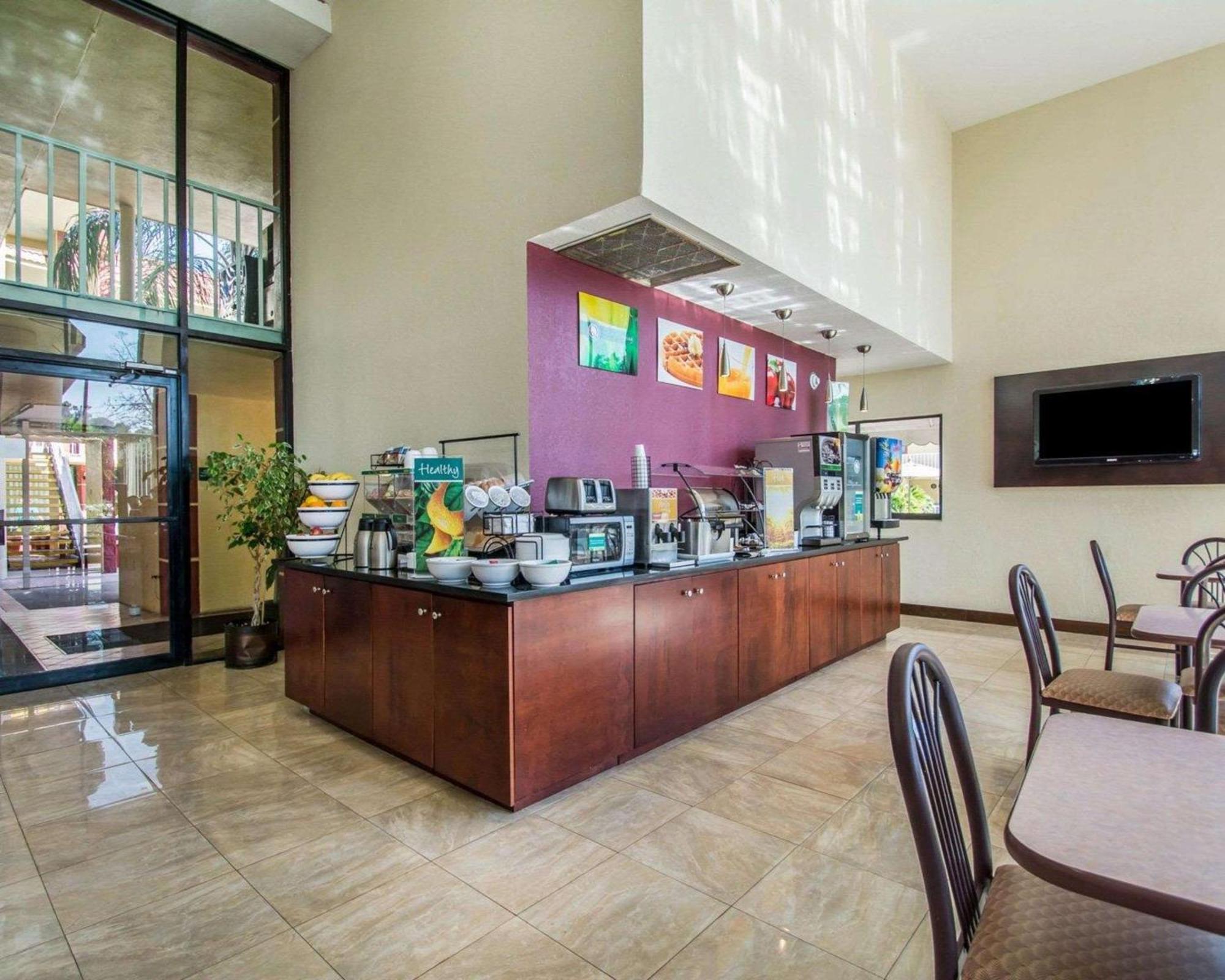 Quality Inn & Suites At Tropicana Field San Petersburgo Exterior foto