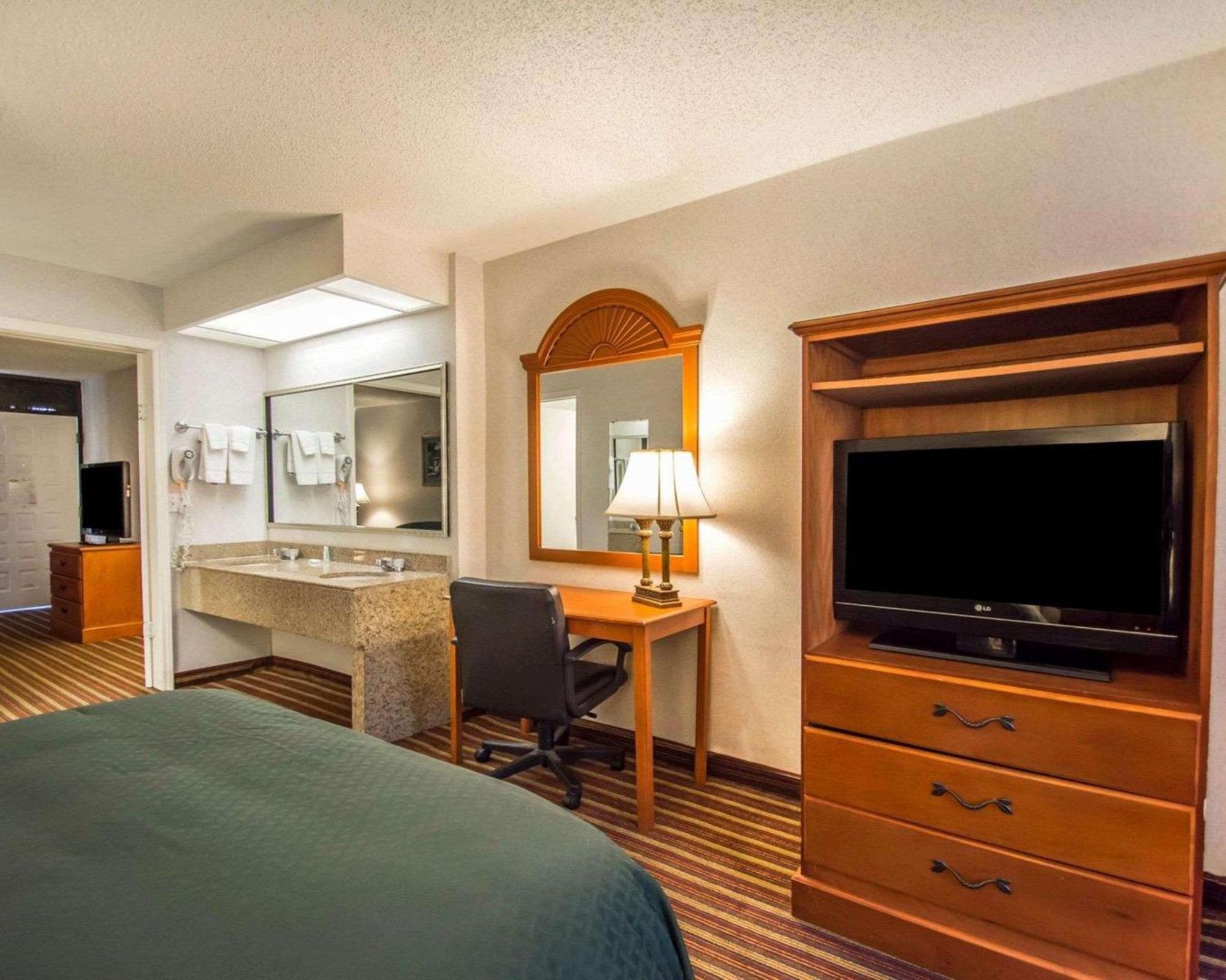 Quality Inn & Suites At Tropicana Field San Petersburgo Exterior foto
