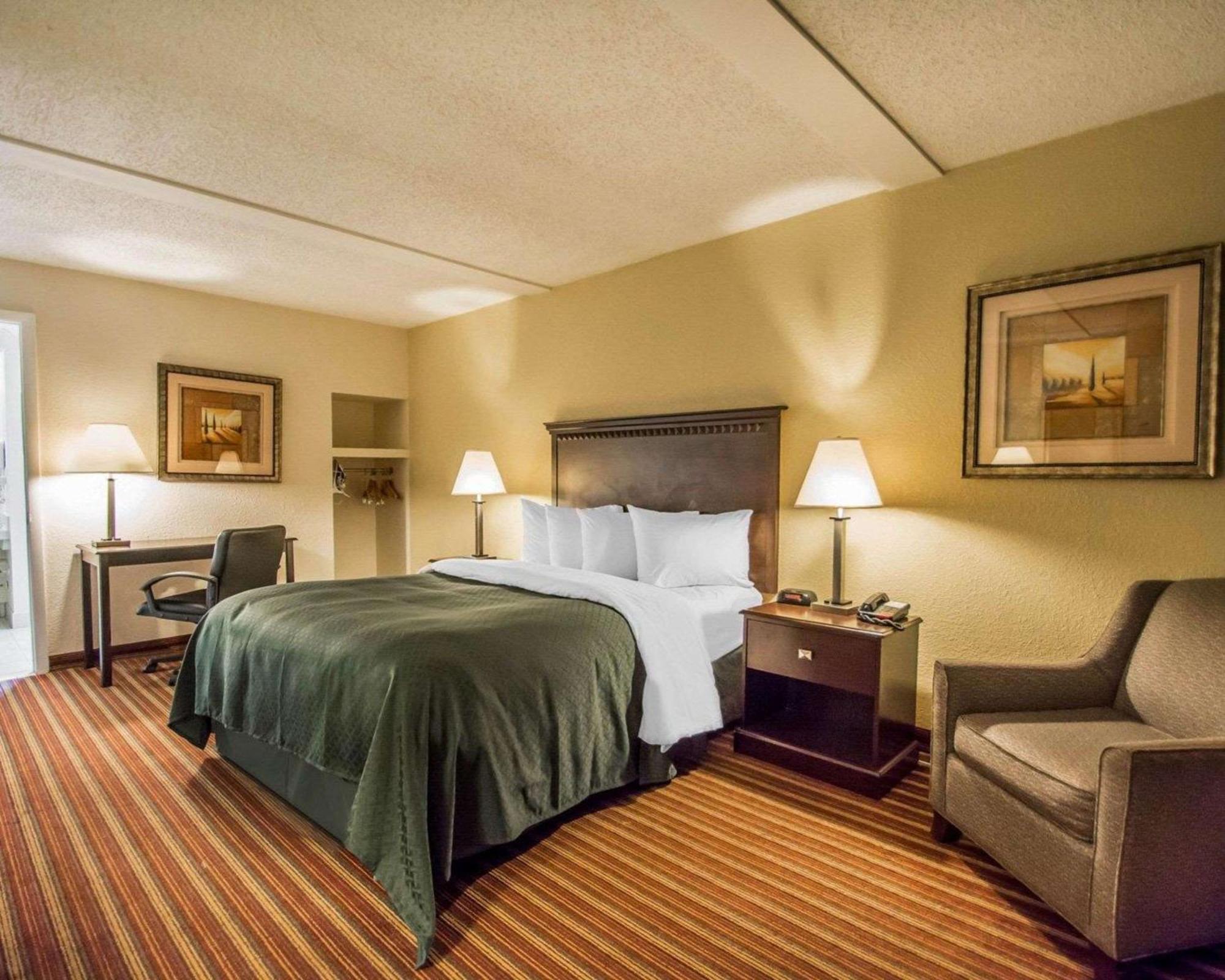 Quality Inn & Suites At Tropicana Field San Petersburgo Exterior foto