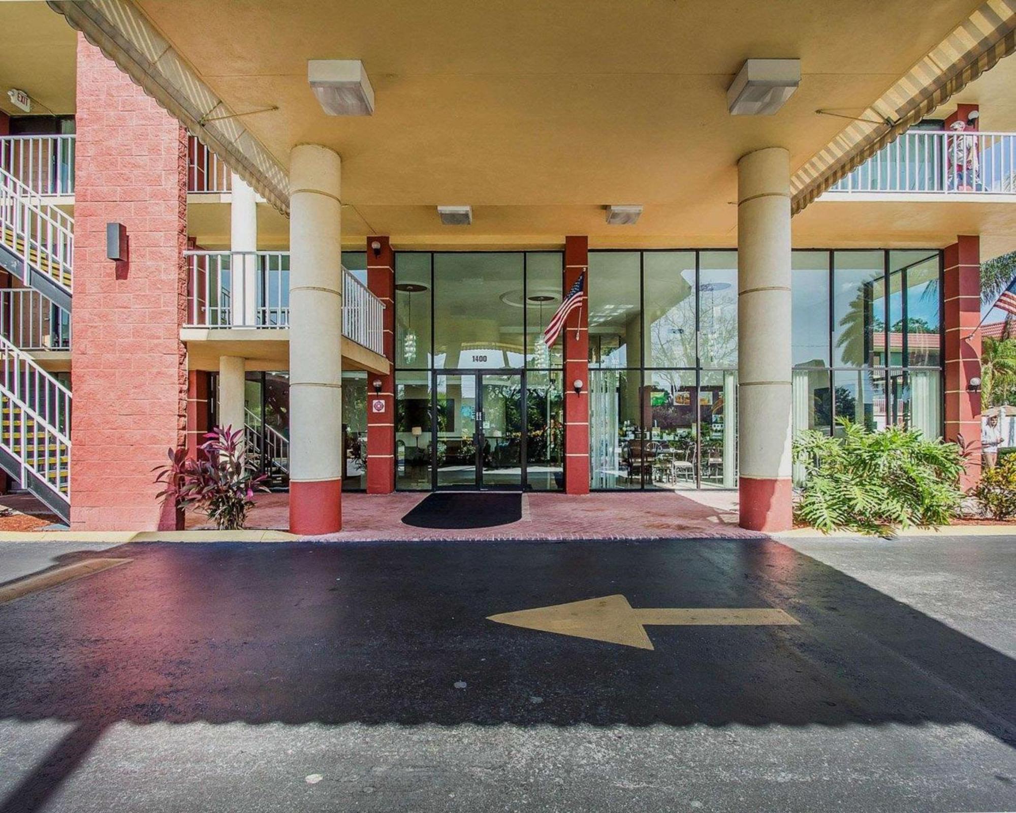 Quality Inn & Suites At Tropicana Field San Petersburgo Exterior foto